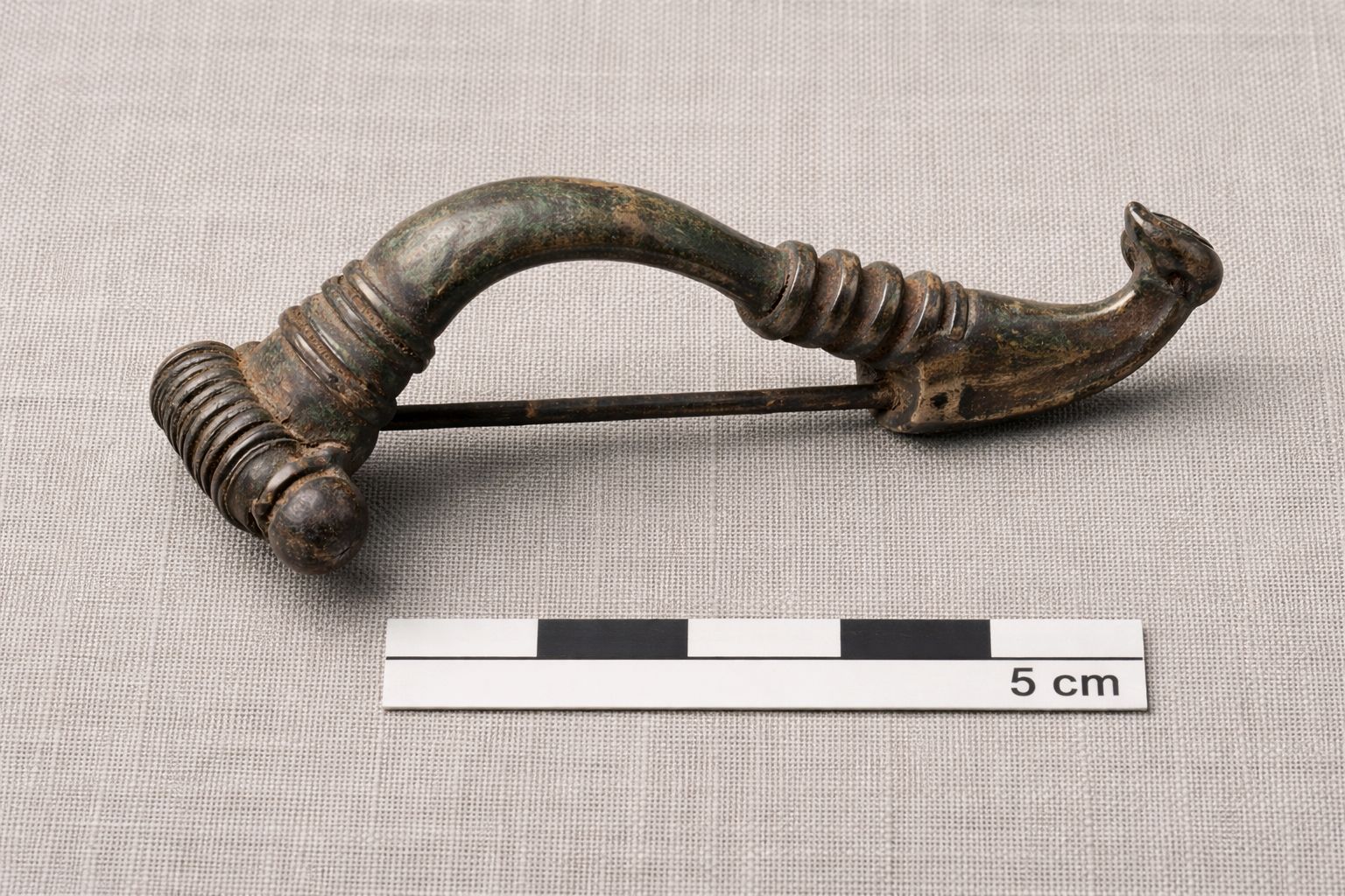 Fibule ansée germanique trouvée dans un fond de cabane