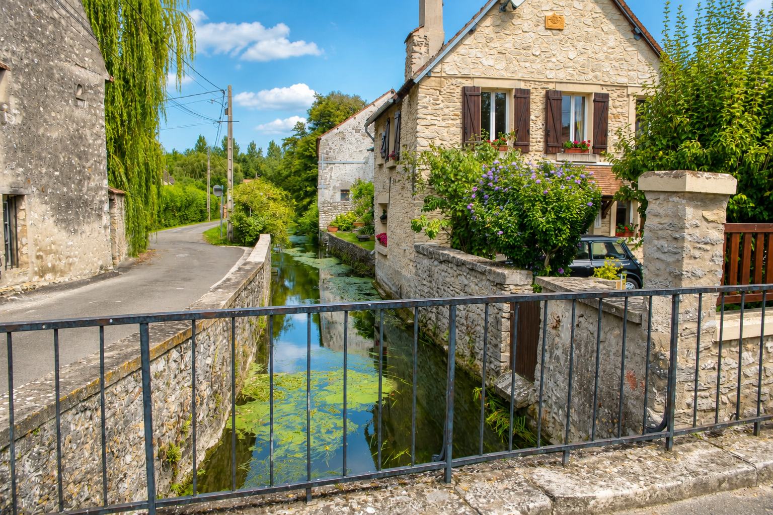 Le ru entre Roconval et Mauvérand, commune d'Amenucourt .