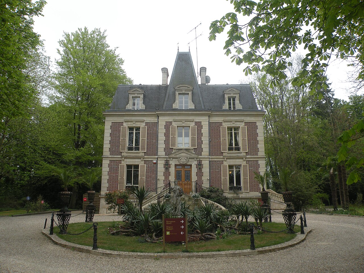 Le Chateau de Bray-et-Lû.