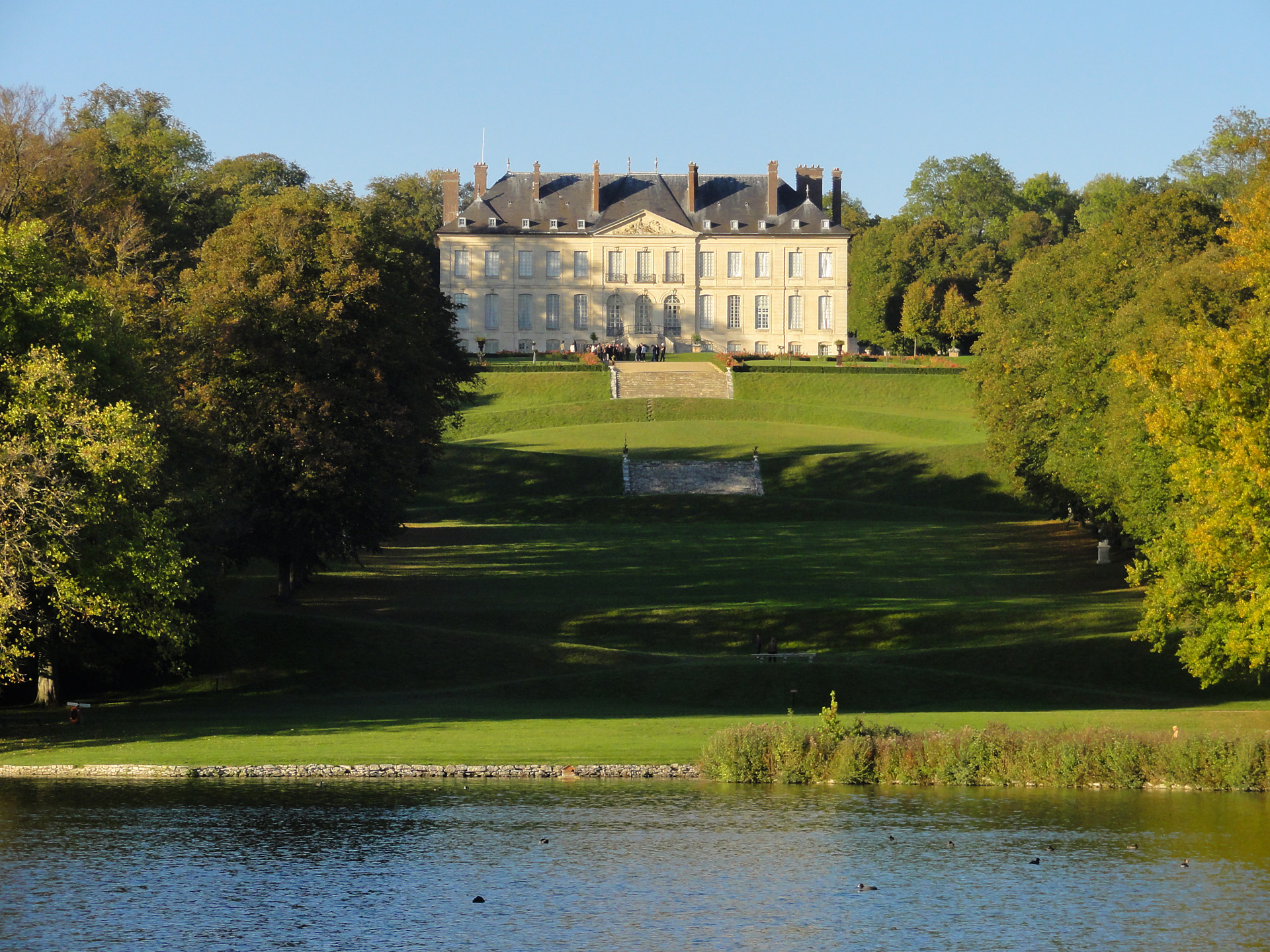 Domaine de Villarceaux - Le grand étang, le Vertugadin et le château du haut.