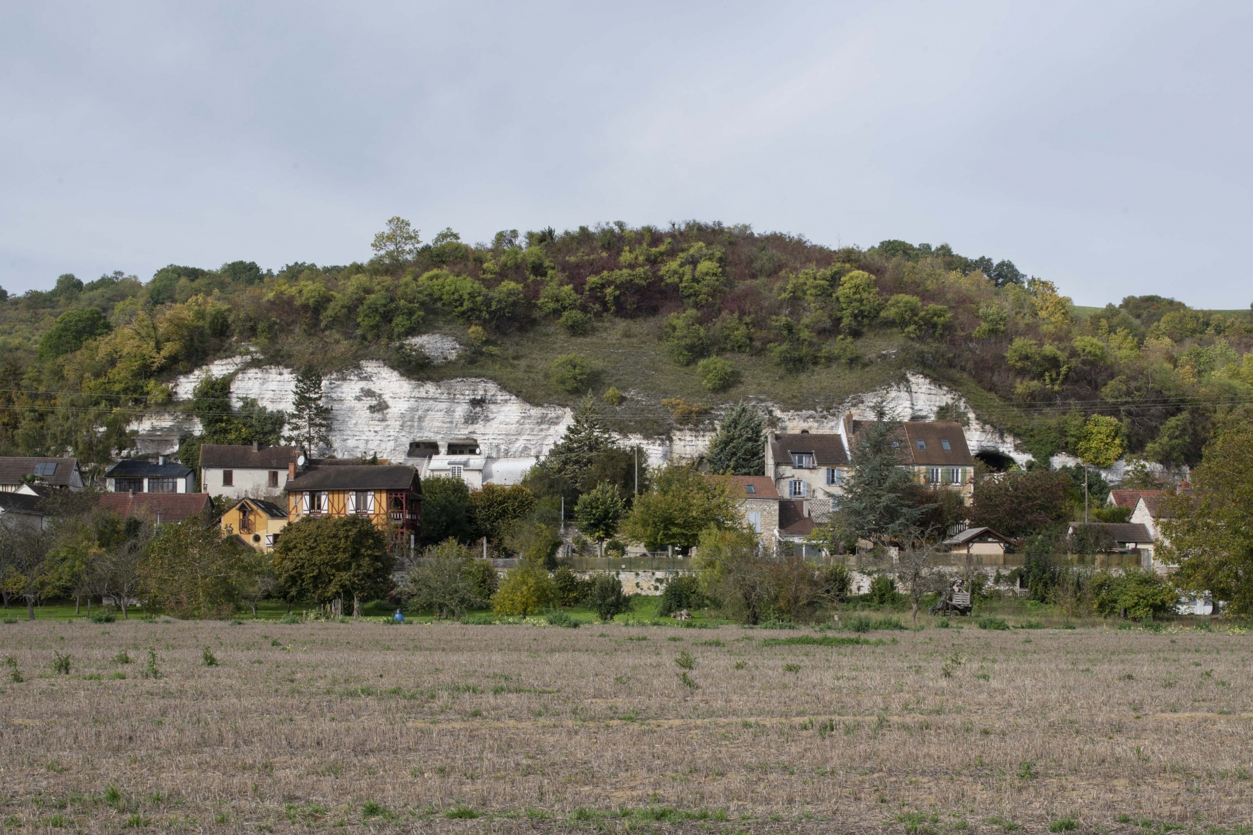 Clachaloze - Village au pied des falaises calcaires.