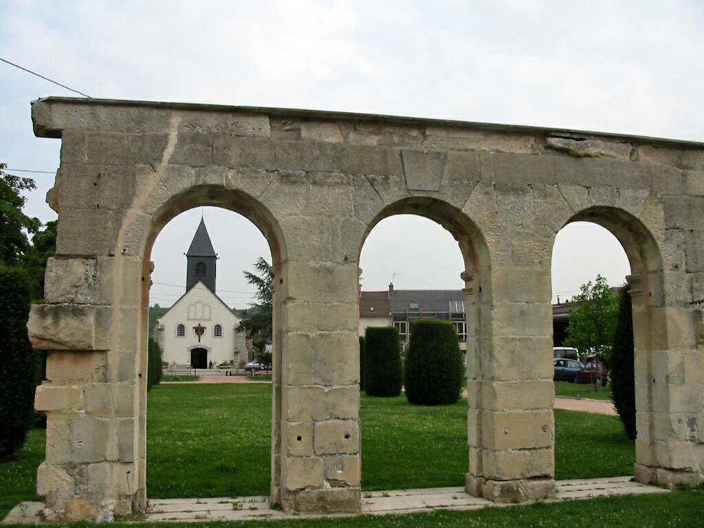 Arcades devant l'église de Bonnières-sur-Seine