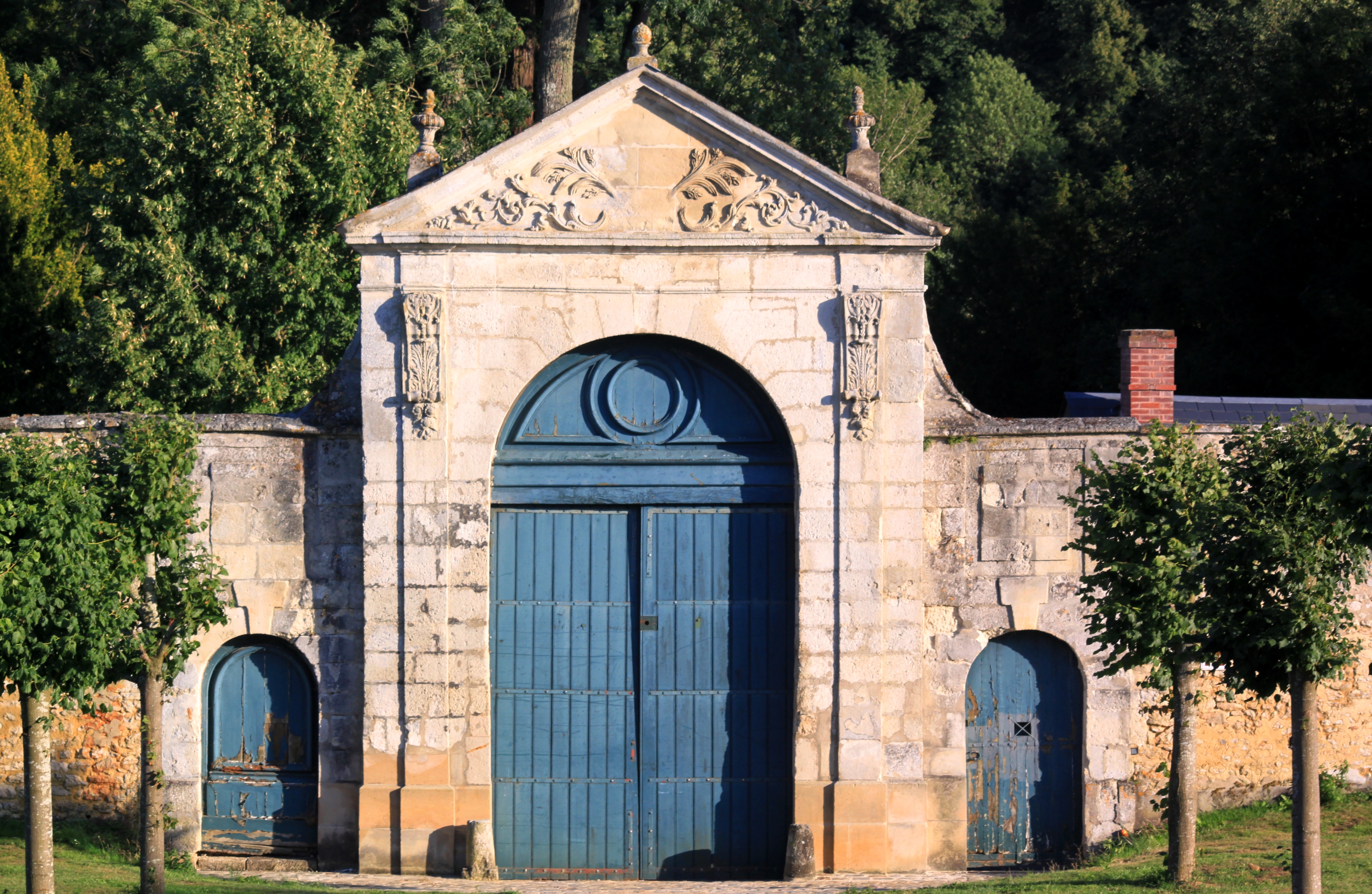 Portail de l'ancienne abbaye Notre-Dame-du-Trésor à Bus-Saint-Rémy