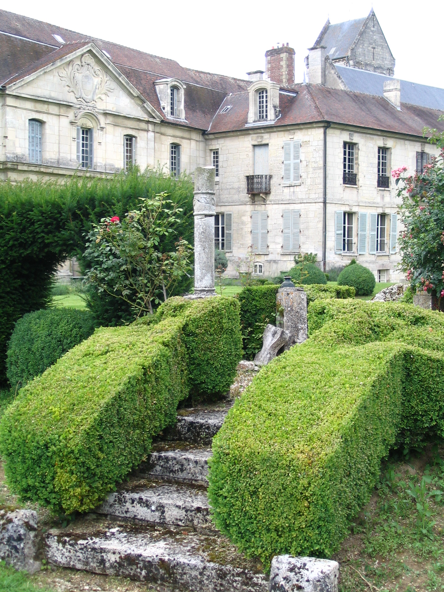 Le château d'Ambleville et son église