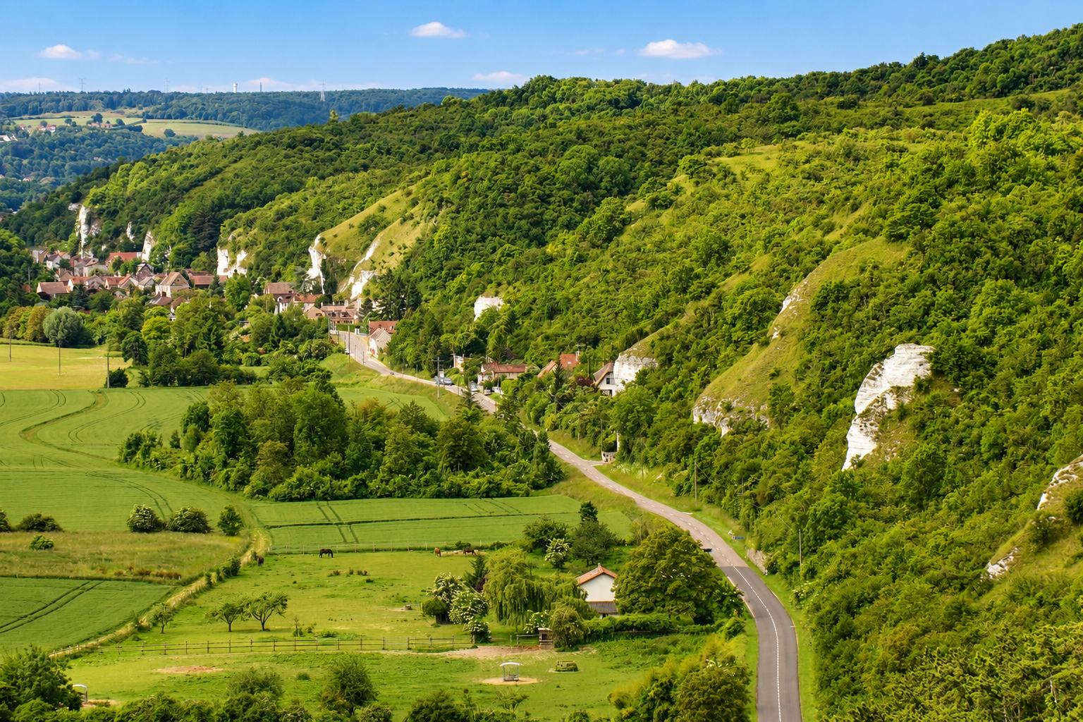 Le hameau de Clachaloze au pied de sa falaise, en bord de Seine