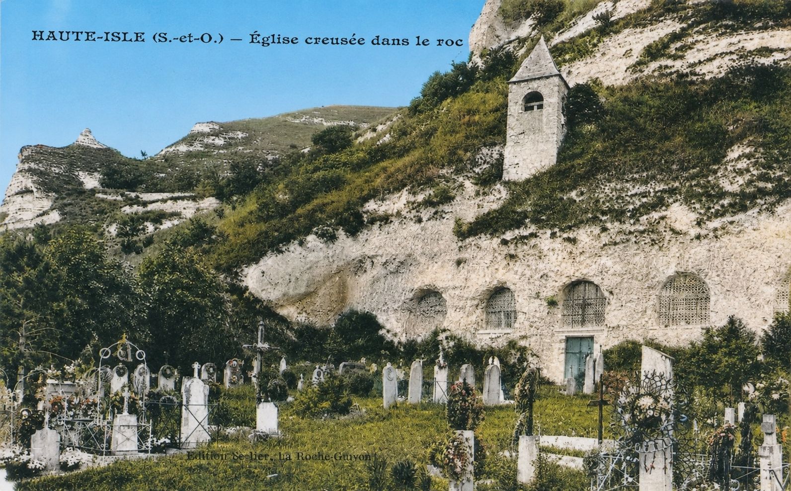 L'église Notre-Dame-de-l'Annonciation, creusée dans la falaise crayeuse de Haute-Isle