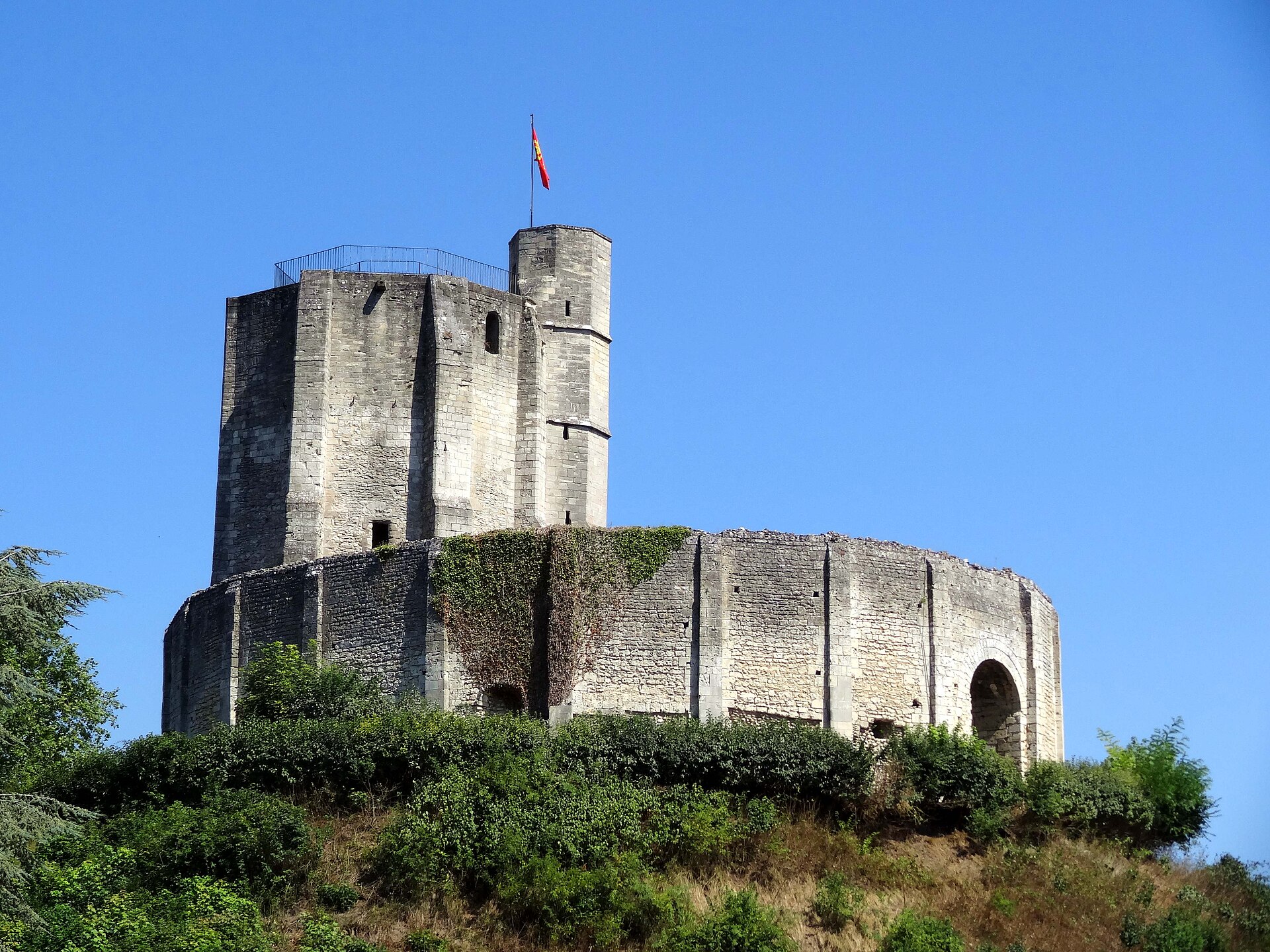 Le donjon octogonal du château de Gisors sur sa motte castrale