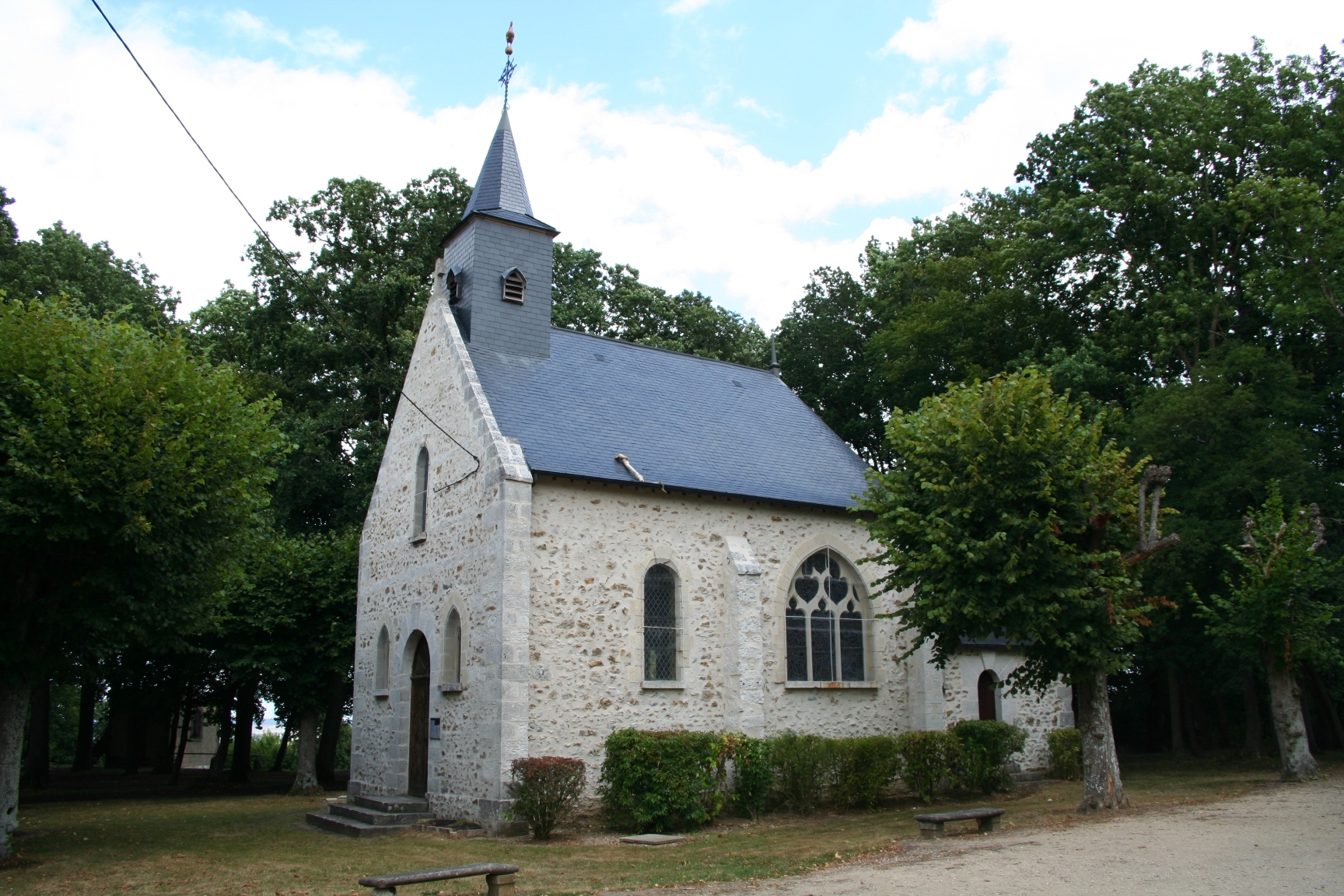 La chapelle Notre-Dame-de-la-Mer dominant la Seine à Jeufosse