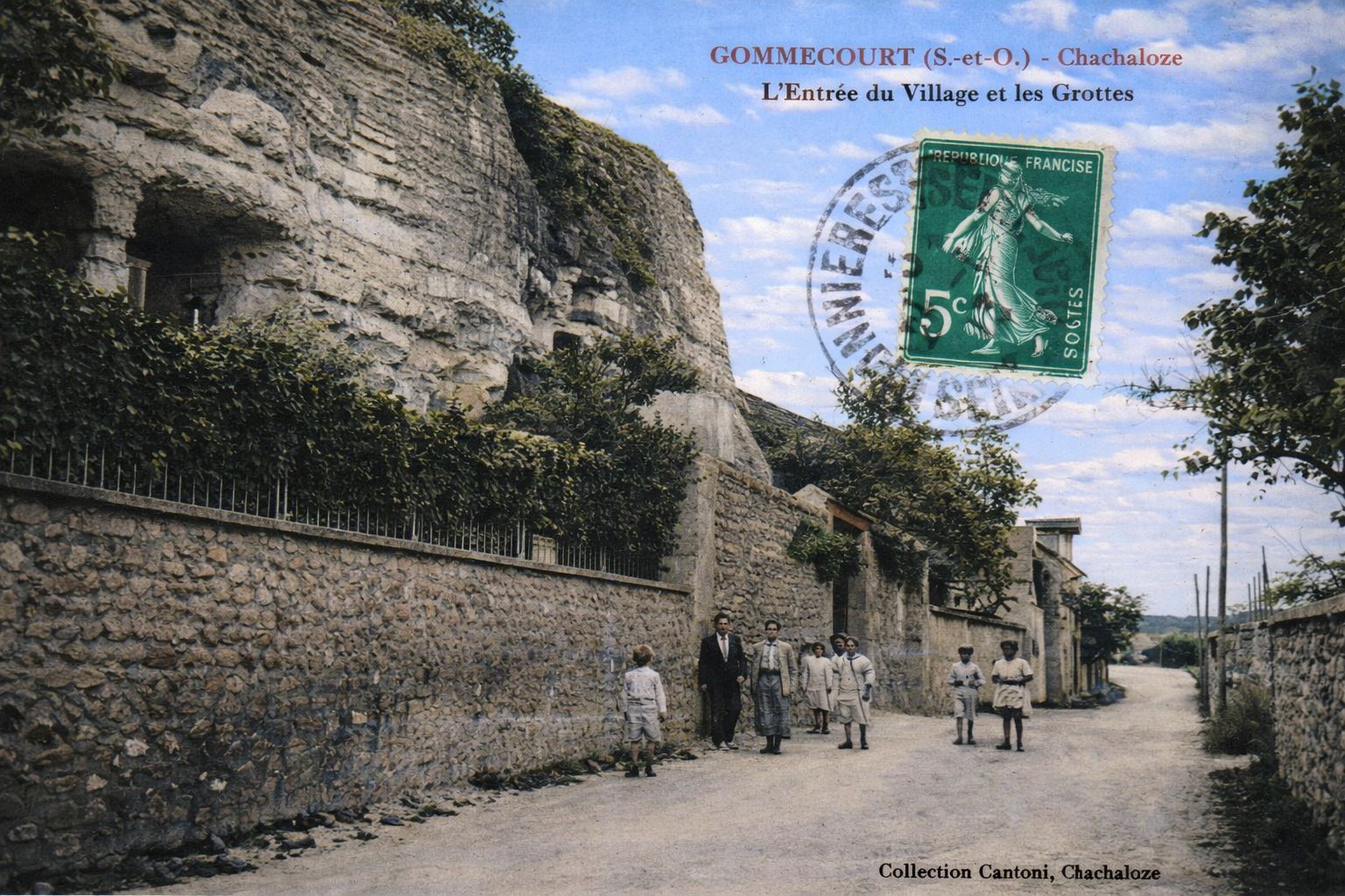 CPA-Clachaloze-Entree-village-et-grottes-vers1905-colorise