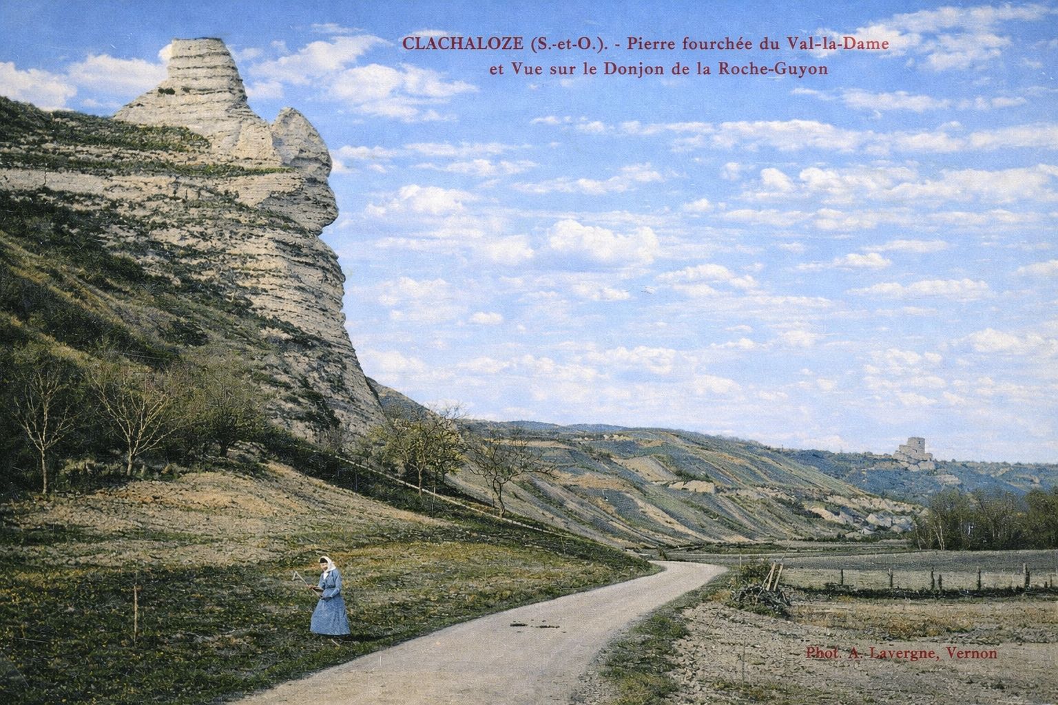 Pierre fourchée du Val-la-Dame avec vue sur les coteaux CPA-Clachaloze-ValDeDame-debutXXe-colorise